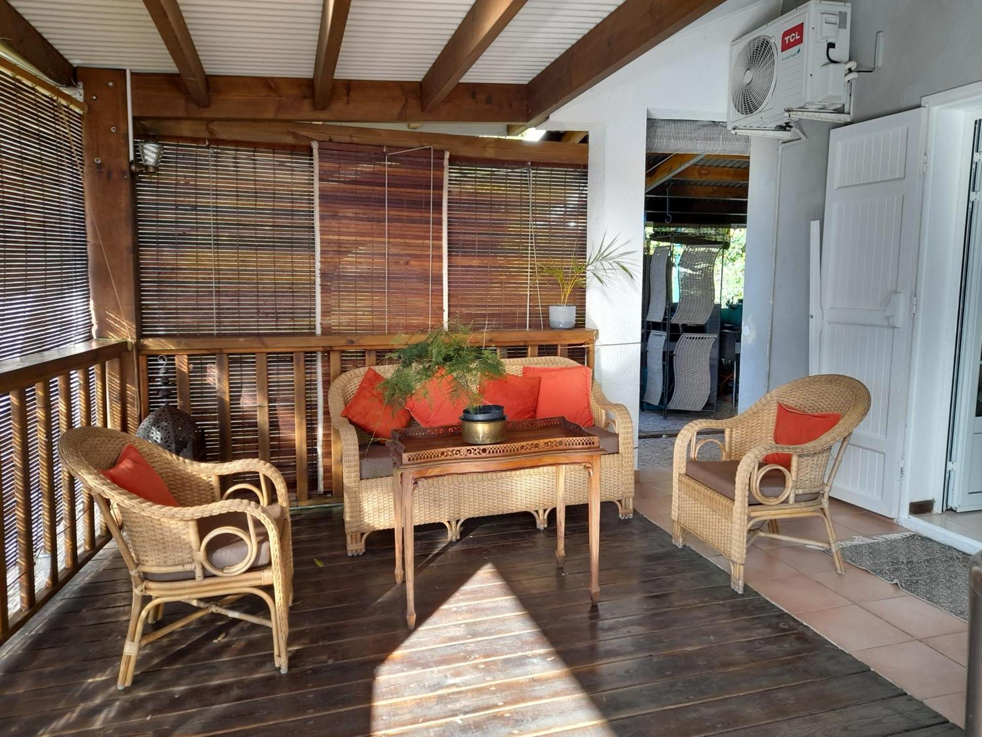 Le Val Rambaud Bed & Breakfast Saint-Denis Exterior photo